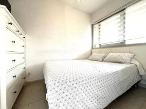 Un dormitorio pequeño con una cama y una ventana. en 2p front de mer bocca cabana, en Cannes 10 fotos más