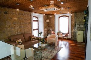 a living room with a couch and a table at Hotel Baeza Monumental by eme hoteles in Baeza
