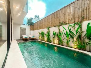 スミニャックにあるVilla Prada II 3BR Villa Near to Beach in Seminyakの家の真ん中にあるプール