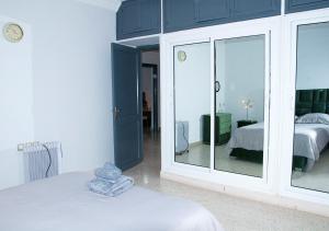 1 dormitorio con 1 cama y una gran ventana de cristal en Luxury Fes Villa en Fez