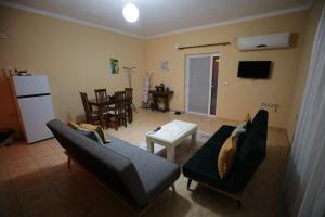 sala de estar con sofá y mesa en Vila Antigonea, en Gjirokastra