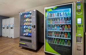 Una máquina expendedora de refrescos en una tienda llena de bebidas. en Extended Stay America Suites - San Jose - Santa Clara, en San José