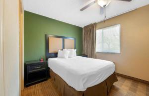 sypialnia z dużym białym łóżkiem i zieloną ścianą w obiekcie Extended Stay America Select Suites - Jacksonville Salisbury Rd Southpoint w mieście Jacksonville