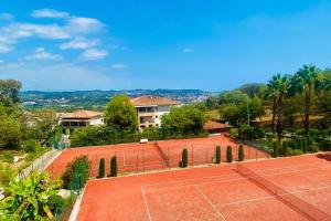 a tennis court with a net on a tennis court at Sweet Apartment in Mandelieu - Pool & tennis court in Mandelieu-la-Napoule