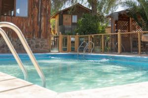 Andacollo的住宿－Hotel y Restaurant Doña Rode，游泳池内有两个金属栏杆