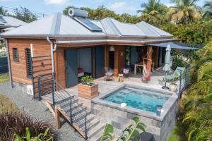 una casa pequeña con piscina al lado de una casa en Villa Keola en Saint-François