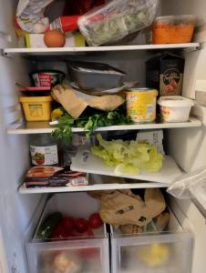 een koelkast gevuld met veel voedsel en groenten bij Cozy chambre en Clichy, tout près de Paris in Clichy