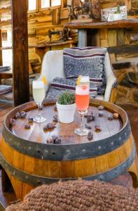 a coffee table with two drinks on top of a barrel at Hotel y Restaurant Doña Rode in Andacollo