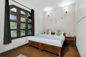sypialnia z łóżkiem i oknem w obiekcie OYO Flagship Adhya Inn w mieście Nainital