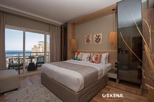 um quarto com uma cama grande e uma varanda em OSKENA Vacation Homes-Red Sea View Azzurra Salh Hasheesh Hurghada em Hurghada