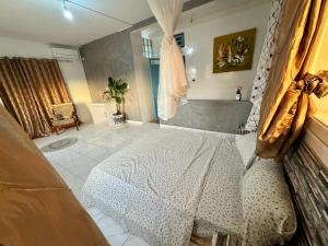 ein Schlafzimmer mit einem großen Bett in einem Zimmer in der Unterkunft keur manga2 in Somone