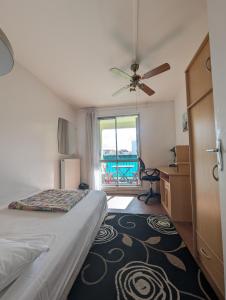 a hotel room with a bed and a window at 3 Chambres chez l'Habitant en Face du CHU et de l'Université de Poitiers in Poitiers