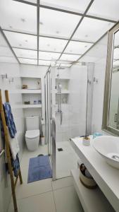 ラスパルマス・デ・グランカナリアにあるOHANAのシャワー、トイレ、洗面台を備えたバスルーム +24枚の写真