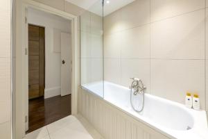Ett badrum på a2bstays Fitzrovia Suite