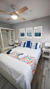 ラスパルマス・デ・グランカナリアにあるOHANAの天井ファン付きの大きなベッドのある寝室