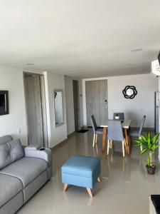 uma sala de estar com um sofá e uma mesa em Sunny House em Cartagena das Índias