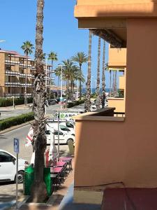 uitzicht op een straat met palmbomen en een gebouw bij Endeless Summer - Playa Arenal in Platja de l'Arenal