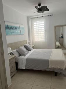 een slaapkamer met een bed en een plafondventilator bij Endeless Summer - Playa Arenal in Platja de l'Arenal