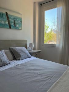 een slaapkamer met een wit bed en een raam bij Endeless Summer - Playa Arenal in Platja de l'Arenal