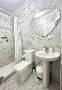 瓦倫西亞的住宿－Apartamento Luminoso cerca de la PLAYA y PUERTO，白色的浴室设有卫生间和水槽。