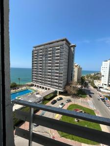 uma vista para o oceano a partir de uma varanda de um hotel em דירה על הים em Netanya