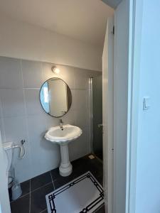een badkamer met een wastafel en een spiegel bij דירה על הים in Netanya
