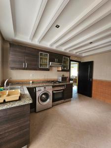 eine Küche mit einer Waschmaschine und einem Geschirrspüler in der Unterkunft appartement familiale tanger R in Tangier