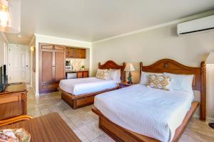 1 dormitorio con 2 camas y sala de estar en Islander on the Beach 120 - Studio, en Kapaa