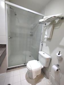 H1503 Suíte Luxo Flat Hotel Aeroporto Congonhas في ساو باولو: حمام أبيض مع دش ومرحاض