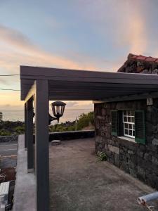 eine Terrasse mit einem Basketballkorb und einem Gebäude in der Unterkunft A Casa da Formosinha in Madalena