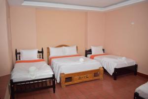 Habitación con 2 camas individuales en una habitación en HOSTAL LA MOMPOSINA, en Mompox