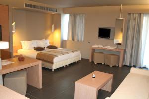 Postel nebo postele na pokoji v ubytování Elysion Hotel