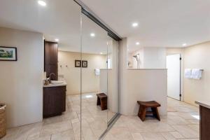 Vannituba majutusasutuses Hale Mahina A301- Direct Beachfront Updated Corner Unit Stunner!