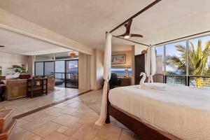 Voodi või voodid majutusasutuse Hale Mahina A301- Direct Beachfront Updated Corner Unit Stunner! toas +31 fotot