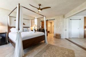 Voodi või voodid majutusasutuse Hale Mahina A301- Direct Beachfront Updated Corner Unit Stunner! toas