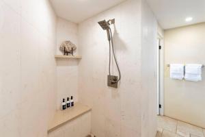 Vannituba majutusasutuses Hale Mahina A301- Direct Beachfront Updated Corner Unit Stunner!