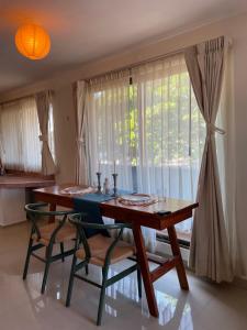 a dining room with a table and chairs and a window at Departamento Santa Ana in Valladolid