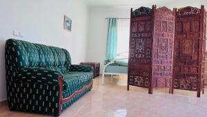 ein Wohnzimmer mit einem Stuhl und einem Bett in der Unterkunft Dream home in Amora