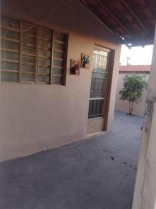 an outside view of a building with a door at Casa em Uberaba com garagem in Uberaba