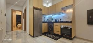 una cucina con frigorifero e piano cottura forno superiore di Studio Cosy Confortable pour un Séjour Relaxant a Nouaceur