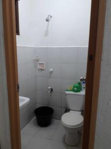 ein Badezimmer mit einem WC, einer Badewanne und einem Waschbecken in der Unterkunft Vin's Place Rentals (1-Bedroom unit) in Tagum