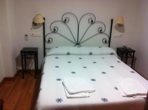 Postel nebo postele na pokoji v ubytování Hotel Mesón del Moro