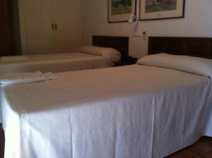 Postel nebo postele na pokoji v ubytování Hotel Mesón del Moro