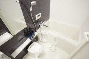 y baño con lavabo, ducha y aseo. en SG Premium KASAI - Vacation STAY 44266v en Tokio