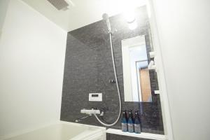 ein Bad mit einer Dusche und einem Waschbecken in der Unterkunft SG Premium KASAI - Vacation STAY 44353v in Tokio