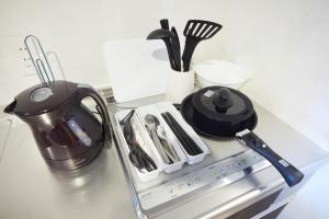 um balcão de cozinha com um bule de chá e utensílios em SG Premium KASAI - Vacation STAY 44284v em Tóquio