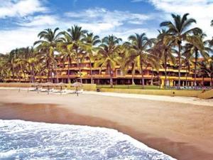 un hôtel sur une plage avec des palmiers et l'océan dans l'établissement Los Tules Ocean Front Studio 901 - 2nd floor, à Puerto Vallarta