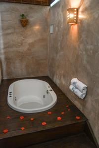 a bathroom with a bath tub with hearts on the floor at Pousada Bahia Inn in Morro de São Paulo