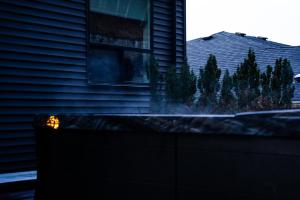 una casa con una ventana en un lado en A Mountain Retreat with Views, Hot Tub & AC en Chilliwack
