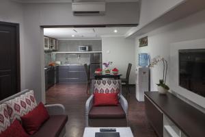 a living room with a couch and a kitchen at Prime Plaza Suites Sanur – Bali in Sanur